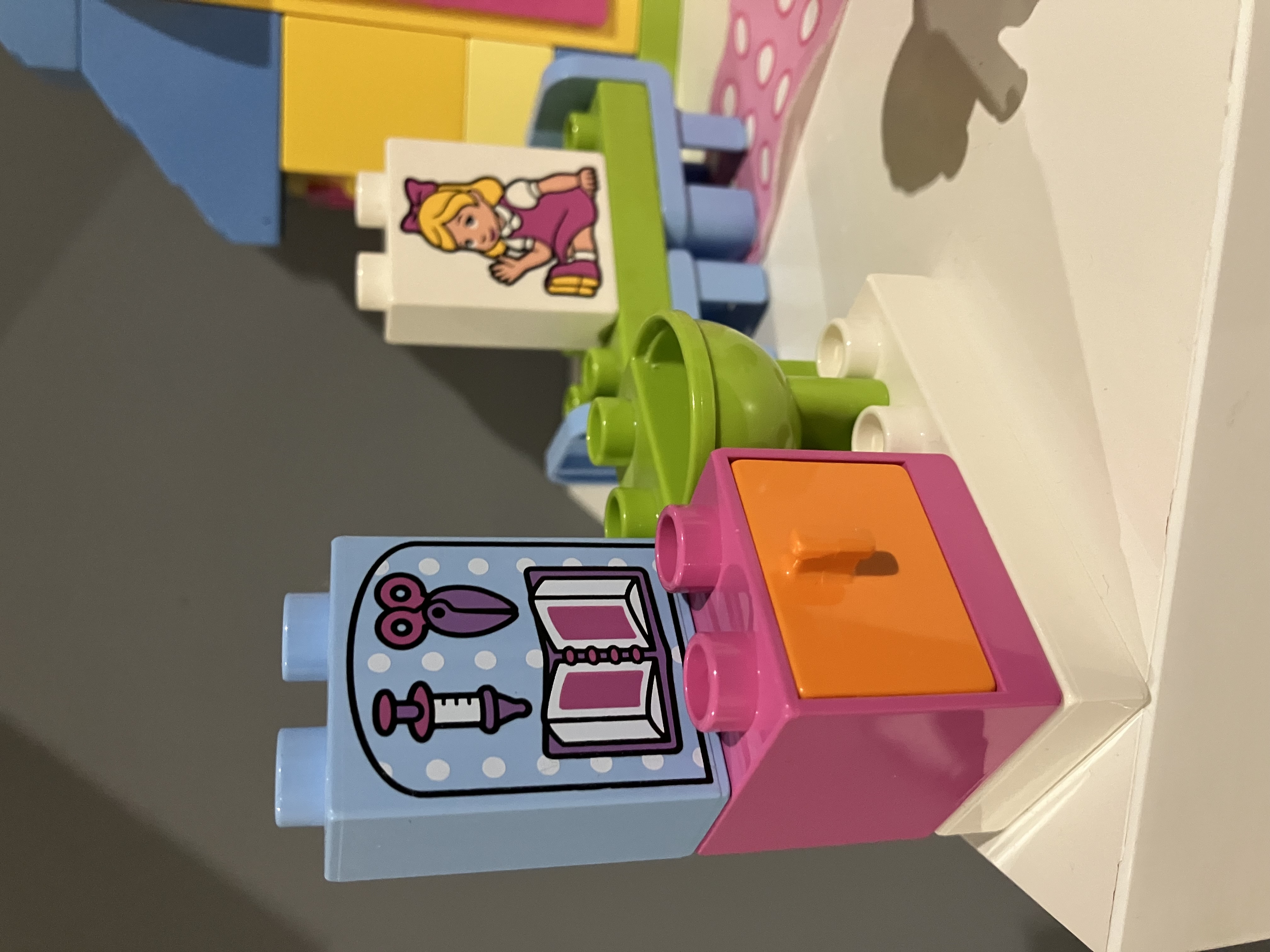 Lego® Duplo® 10606 Doktorka Plyšáková: Ordinace na dvorku